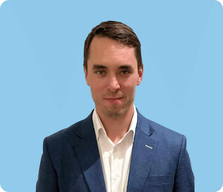 Jens Knudsen blue background | Leaders