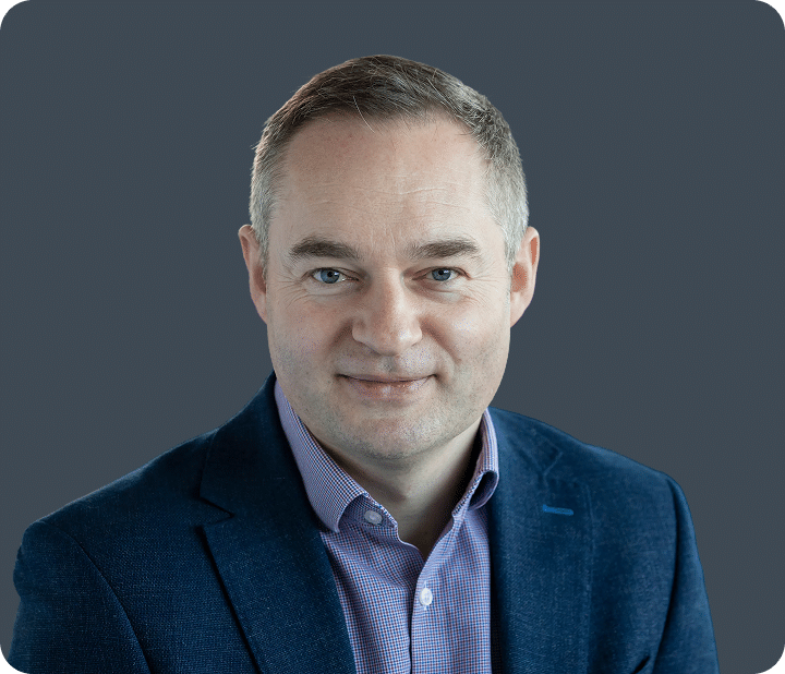 simon freeman grey background | Leaders